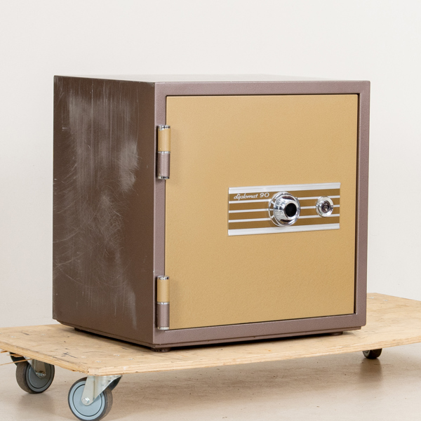 KASSASKÅP, Diplomat 90