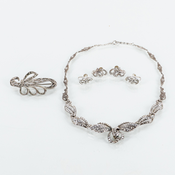 COLLIER, BROSCH OCH 2 PAR ÖRHÄNGEN, silver, med markasiter, 1900-talets första hälft