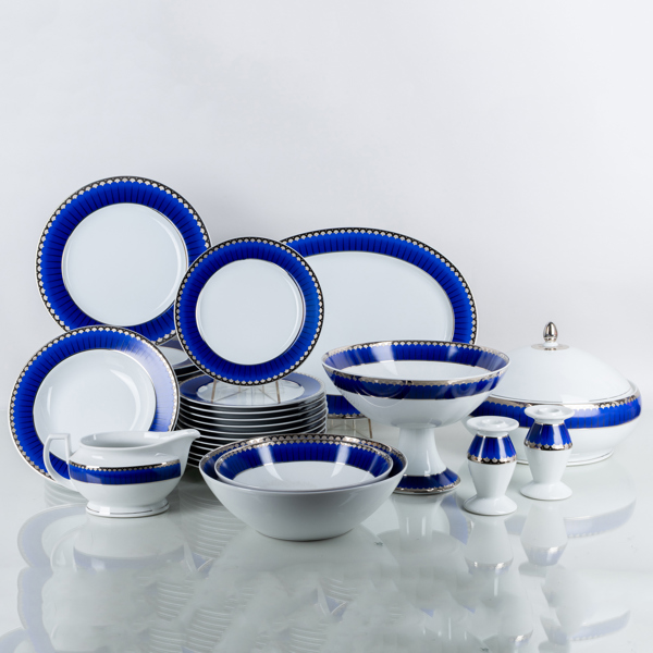 SIGVARD BERNADOTTE, 50 del matservis, porslin, "Christineholm", Fyrklövern, år 2000