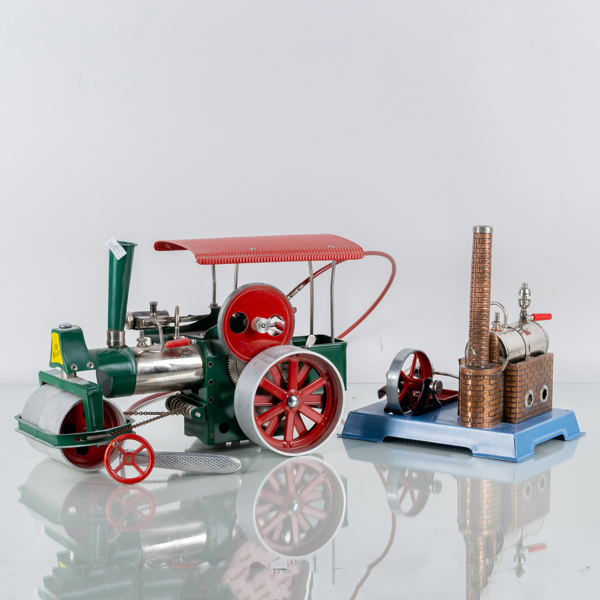 LEKSAKER, 2 del, ångmaskin och leksakslok "old Smoky" Wilesco, 1900-talets andra hälft