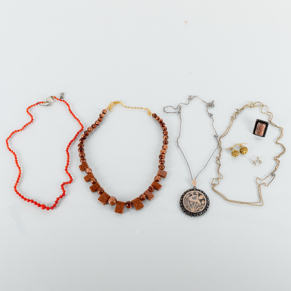 SMYCKEN, 7 st, olika material bla silver, 1900-tal