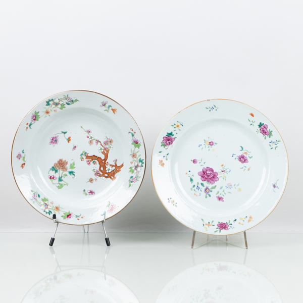 TALLRIKAR, 2 st, porslin, Kina, famille rose, Qianlong (1736-1795)