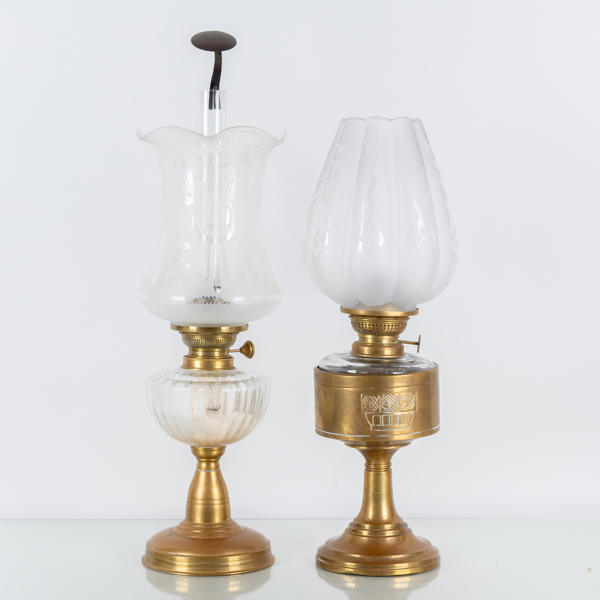 BORDSFOTOGENLAMPOR, 2 st, mässing och glas, 1900-talets början