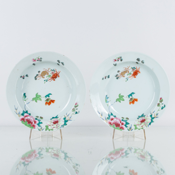 TALLRIKAR, 2 st, porslin, Kina, famille rose, Qianlong (1736-1795)