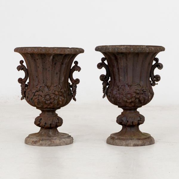 TRÄDGÅRDSURNOR, 1 par, gjutjärn, sannolikt omkring år 1900