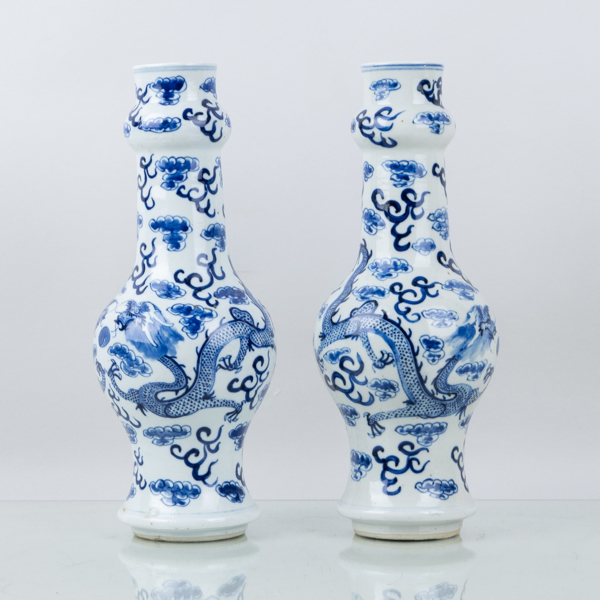 VASER, 1 par, porslin, Kina, med Kangxis märkning, 1800-tal eller äldre 