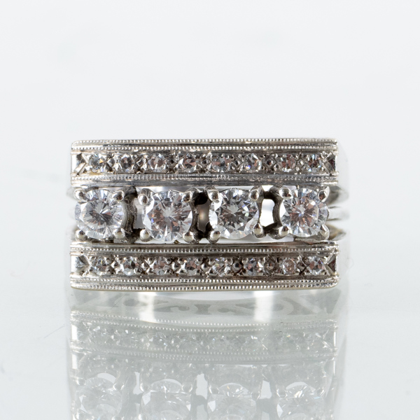 RING, 18k vitguld, med briljantslipade diamanter tot ca 0.60 ct