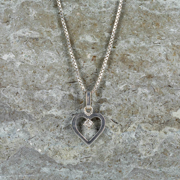 HALSKEDJA MED HÄNGE, 18k vitguld, med briljantslipad diamant