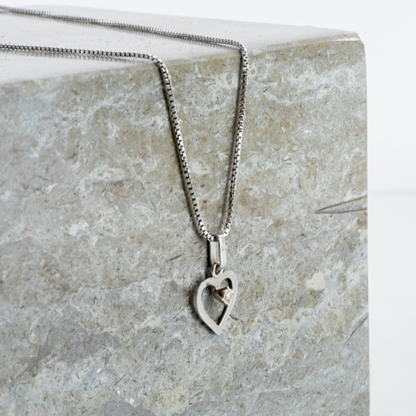 HALSKEDJA MED HÄNGE, 18k vitguld, med diamant, tot vikt ca 3,9 g 