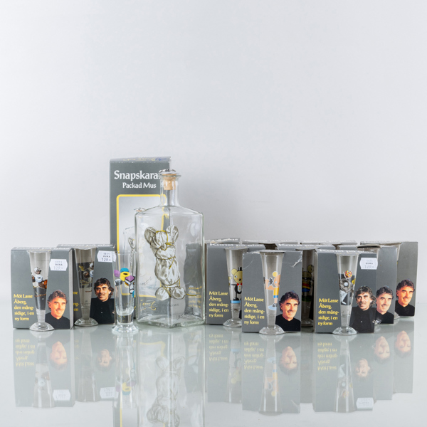 KARAFF OCH SNAPSGLAS, 12 st, glas, motiv efter Lasse Åberg, 1900-/2000-tal