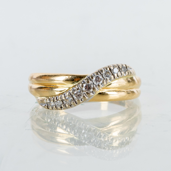 RING, 18 tvåfärgat guld, med 9 briljantslipade diamanter tot ca 0.29 ct, tot vikt ca 4 g 