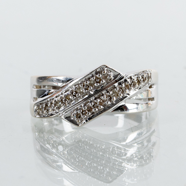 RING, 18k vitguld, med diamanter, tot vikt ca 4,3 g 