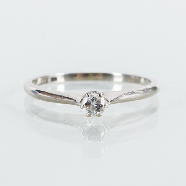 ENSTENSRING, 18k vitguld, med briljantslipad diamant, tot vikt ca 1,5 g 