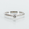 ENSTENSRING, 18k vitguld, med briljantslipad diamant, tot vikt ca 1,5 g 
