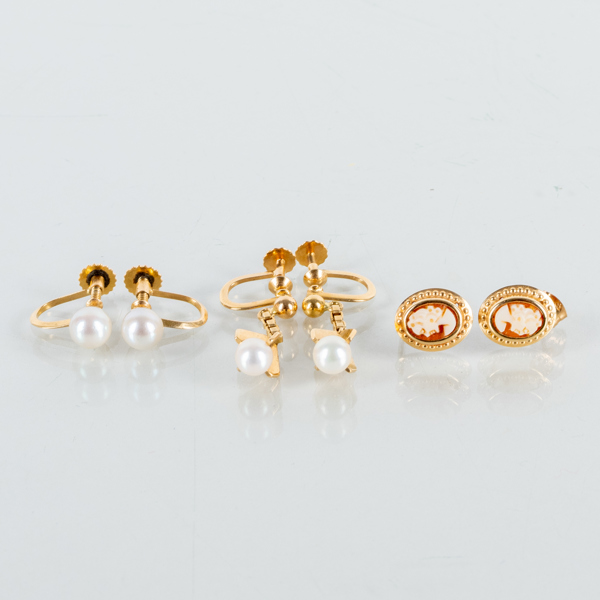 ÖRHÄNGEN, 3 par, 18k guld, odlade pärlor och snäckskalskaméer, svenska sämplar, tot vikt ca 6,8 g 