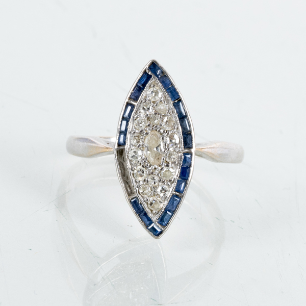 RING, 18k vitguld, med diamanter och safirer, otydliga svenska stämplar 1929