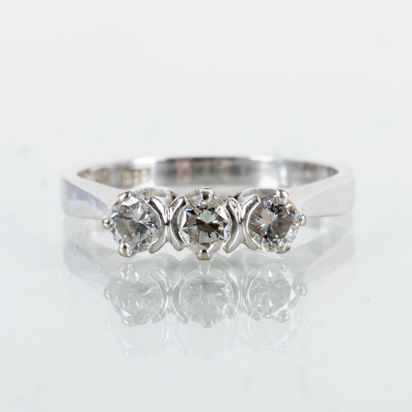 RING, 18k vitguld, med briljantslipade diamanter, MGAB 1976