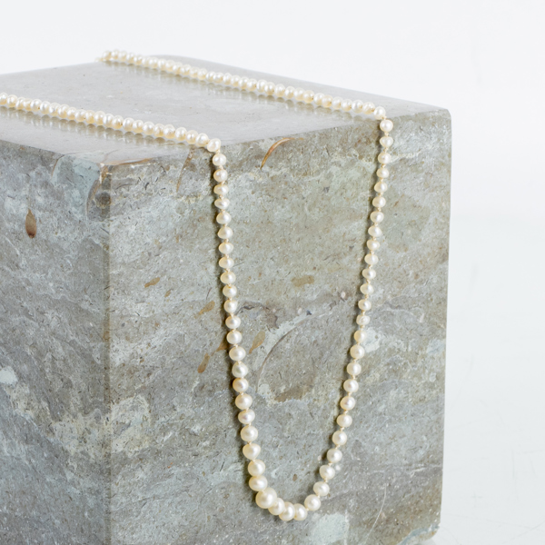 PÄRLCOLLIER, orientpärlor, lås av 18k guld med diamanter, Petterssons Eftr Juvelerar, Stockholm 1938