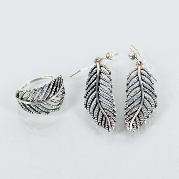 RING OCH 1 PAR ÖRHÄNGEN, silver, med vita stenar, 1900-/2000-tal