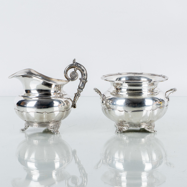 SOCKERSKÅL OCH GRÄDDKANNA, silver, otydliga svenska stämplar GF, tot vikt ca 398 g 