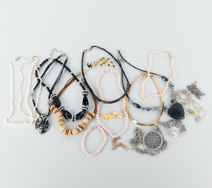 SAMLING BIJOUTERIER OCH PÄRLCOLLIER, bla odlade pärlor, 1900-/2000-tal