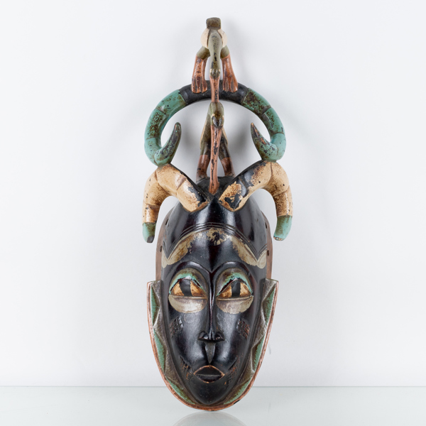 DANSMASK, skuret och bemålat trä, Afrika, 1900-talets andra hälft