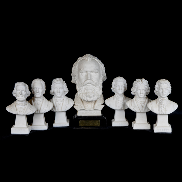 BYSTER, 7 st, parian, en Goeble, monogram LT, 1900-talets andra hälft