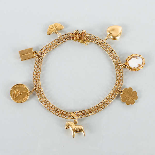 ARMBAND, 18k guld, Stockholm 1947, med berlocker, tot vikt ca 15,3 g  