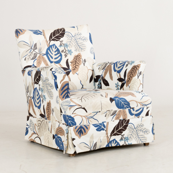 FÅTÖLJ, 1900-talets mitt med senare klädsel