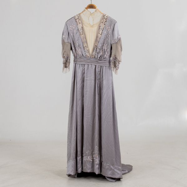 KLÄNNING, siden, omkring år 1900