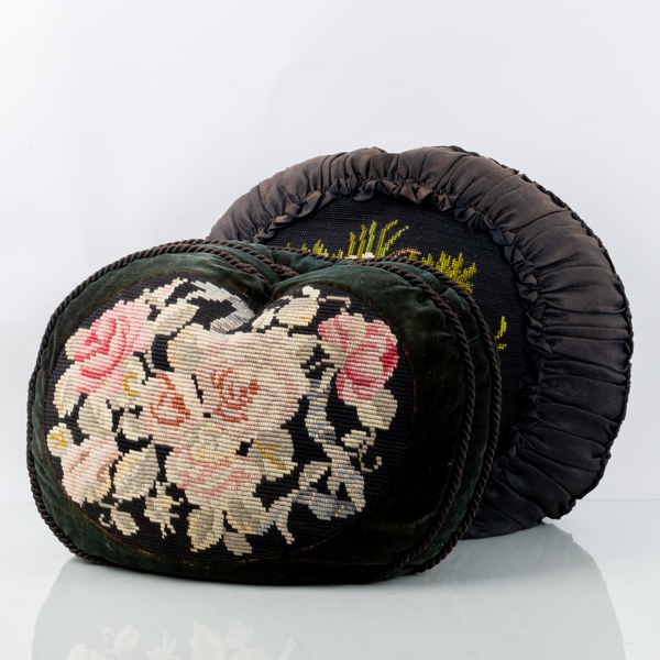 KUDDAR, 2 st, siden och sammet, 1800-tal