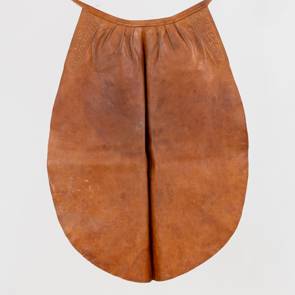 FÖRKLÄDE, till folkdräkt, skinn, 1900-tal