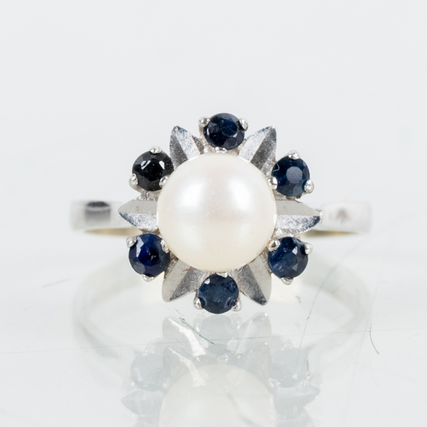 RING, 18k vitguld, med odlad pärla, vikt ca 3,3 g 
