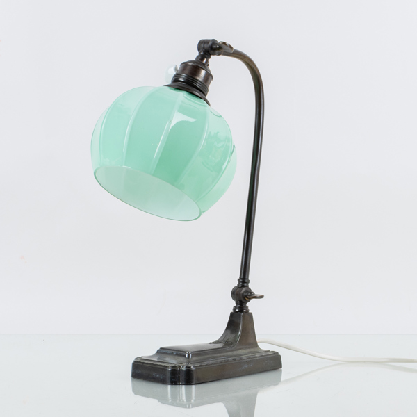 BORDSLAMPA/VÄGGLAMPA, patinerad koppar, 1900-talets första hälft