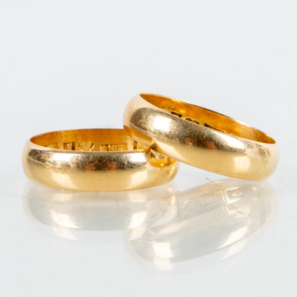 RINGAR, 2 st, 18k guld, svenska stämplar, tot vikt ca 12,4 g 