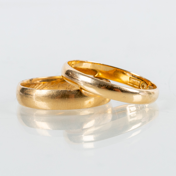 RINGAR, 2 st, 18k guld, svenska stämplar, tot vikt ca 10,6 g 