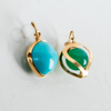 HÄNGEN, 2 st, 18k guld, med turkos och grön sten, tot vikt ca 1,9 g 