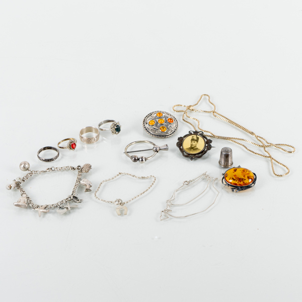 SAMLING SILVERSMYCKEN, bla med bärnsten, mestadels 1900-talets andra hälft 