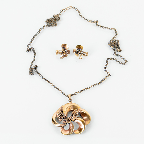 HALSSMYCKE OCH 1 PAR ÖRHÄNGEN, brons, Finland, 1900-talets andra hälft 