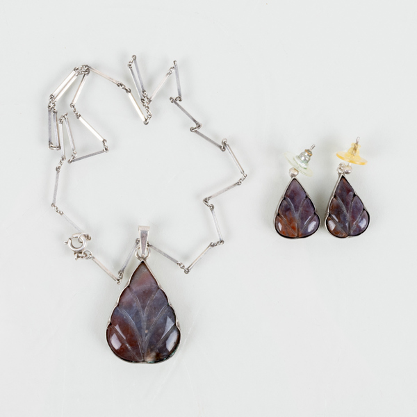 HALSKEDJA MED HÄNGE SAMT ÖRHÄNGEN, 1 par, silver och sten, 1900-tal