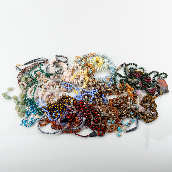 SAMLING HALSBAND, metall och sten, 1900-talets andra hälft