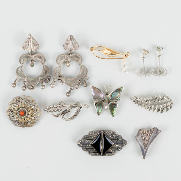 SAMLING BIJOUTERIER, 9 st, metall, 1900-tal