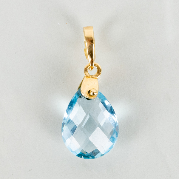 HÄNGE, 18k guld, med blå fasettslipad sten, vikt ca 2,8 g 