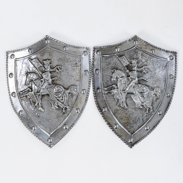 SKÖLDAR, metall, nutida