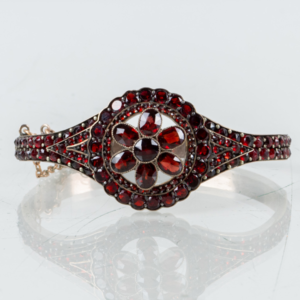 ARMBAND,  med granater, sannolikt 1900-talets första hälft 