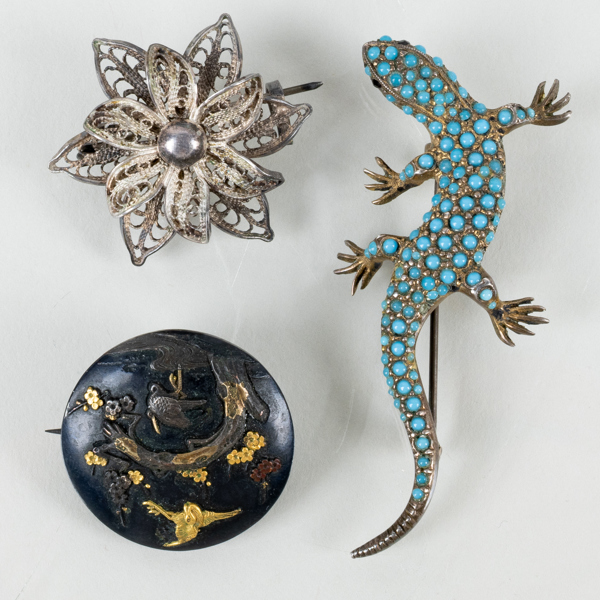 BROSCHER, 3 st, bla silver, varav en orientalisk, 1800-/1900-tal