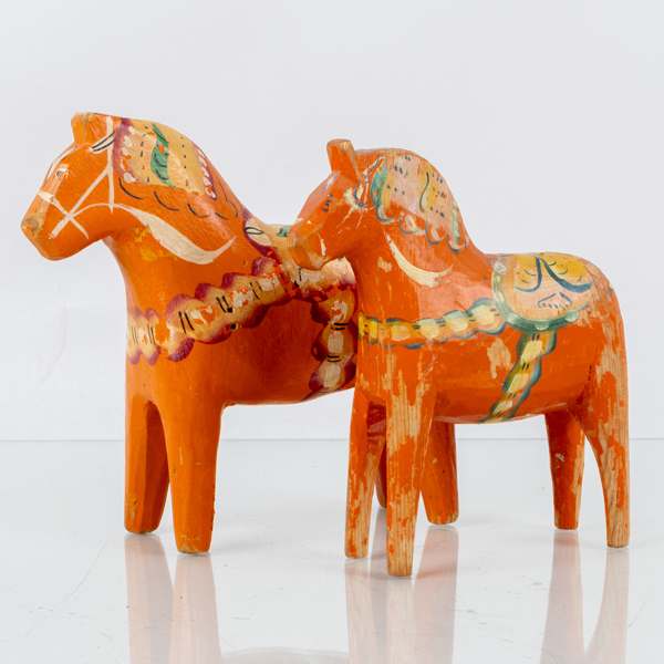 DALAHÄSTAR, 2 st, målat trä, 1900-talets mitt