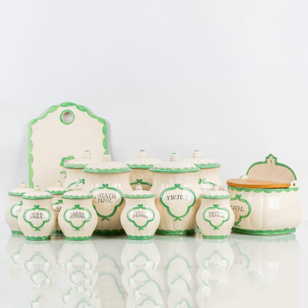 WILHELM KÅGE, 13 del, kryddservis och skärbräde, "Pyro", Gustavsberg, 1900-talets mitt