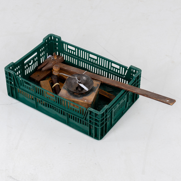 SAMLING HANDVERKTYG, bla skjutmått och kaffekvarn, bla 1800-tal