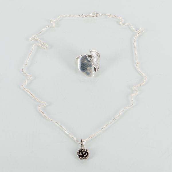 HÄNGE MED KEDJA SAMT RING , silver, 1900-tal, tot. vikt ca 10 g